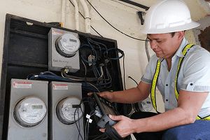 Ingeniero electricista instalando un tablero eléctrico