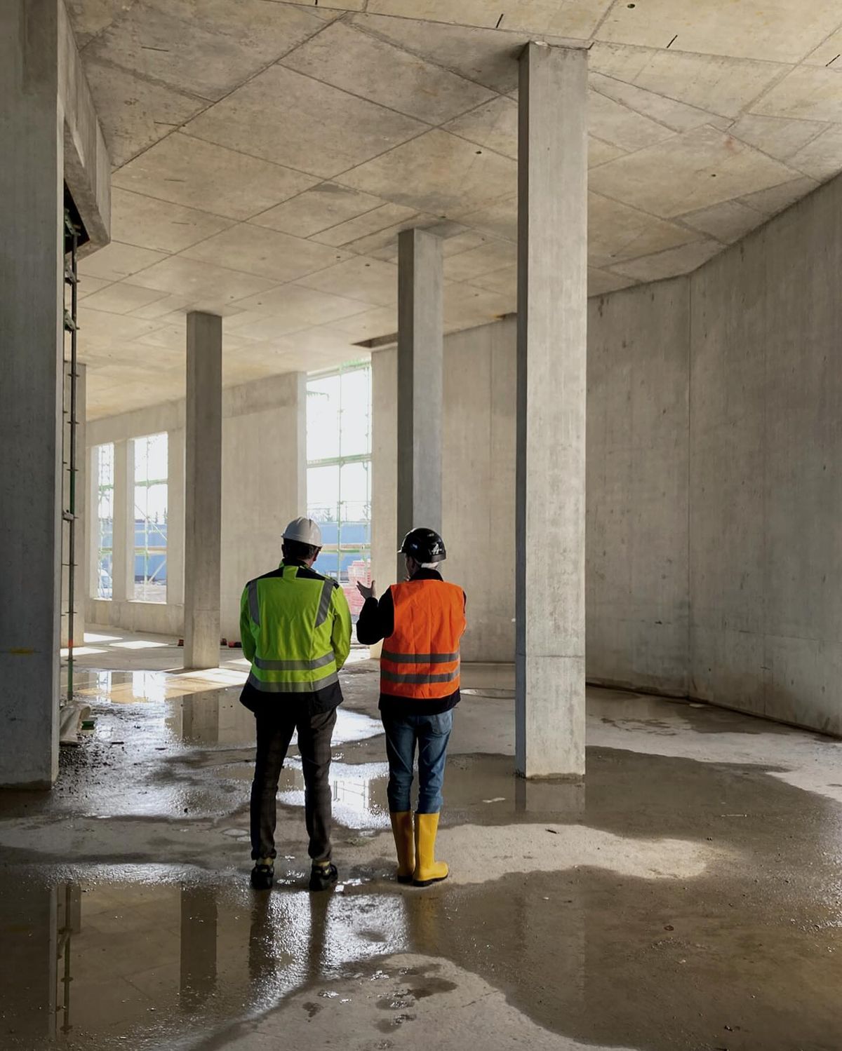 Ingenieros de VIDEAS revisando una obra en construcción